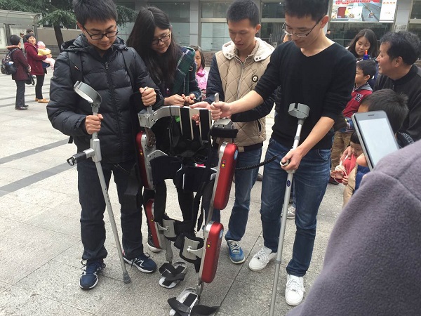 机器人演示2.jpg 47c411fca99c89e859a1486578e3df99.jpg