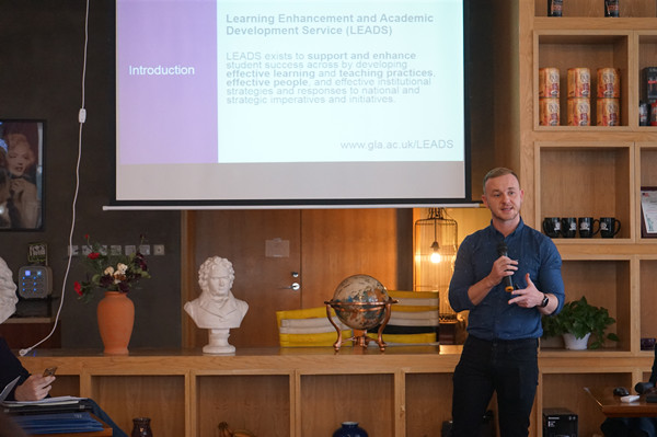 Dr. Andrew Struan_副本.jpg 4bce946716eaa95b09a853946fa8fe57.jpg