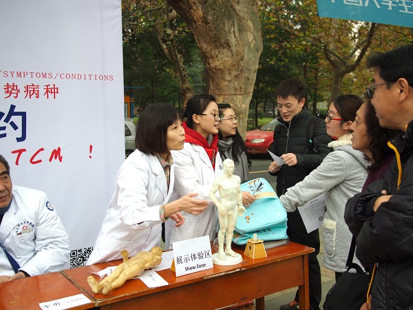 医生解答现场问题2.jpg 50519864c0f2039c2fb5cb229fe2071b.jpg