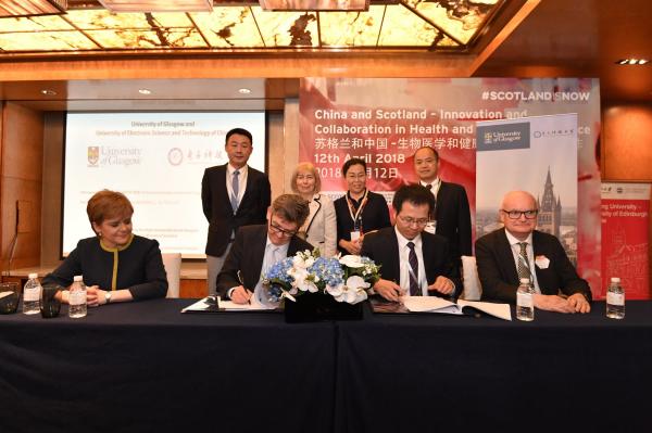 电子科技大学副校长胡俊与格拉斯哥大学副校长James Conroy代表两校在上海签署新的战略合作协议.jpg