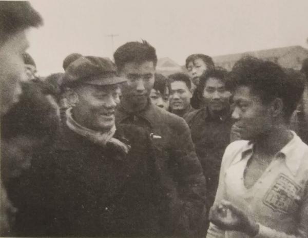 1957年，吴立人院长亲切看望足球队队员（右一为朱大勇）_wps图片.jpg
