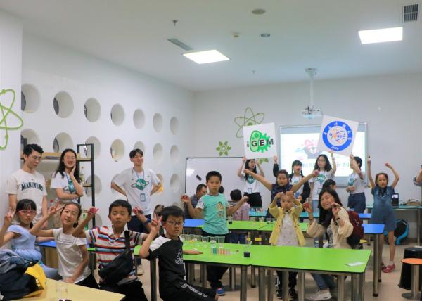 2019电子科技大学川港项目师生开展六一儿童节活动.jpg