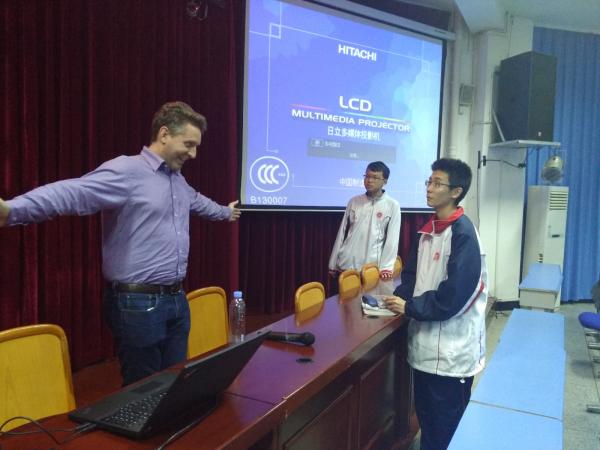 图5 讲座后单独交流.jpg 72228db6e44306b725e173927c1f80f2.jpg