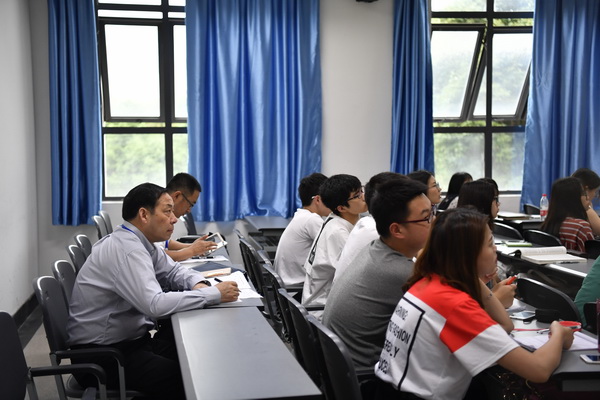 01杨贤金-听课_缩小大小.JPG 73a28ba8a666390bfa33dd40907caf91.jpg