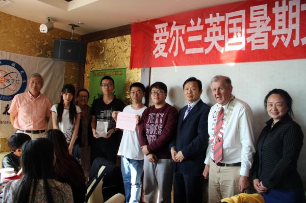 中国驻爱尔兰大使馆科学与教育秘书杨志军先生为优胜队伍颁发获奖证书.JPG