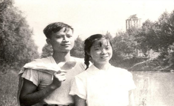 选用3：1964年8 月，王明东、潘明莲夫妇步入婚姻殿堂.png