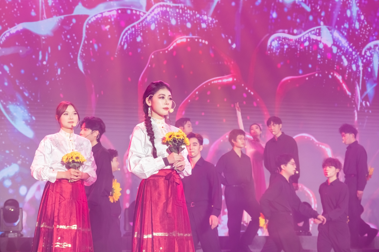 10 表演唱《春暖花开》-2.jpg