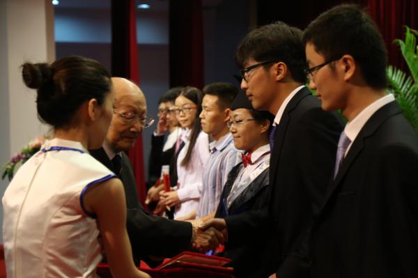 2.刘盛纲院士科技教育基金颁奖.JPG 2.刘盛纲院士科技教育基金颁奖.JPG