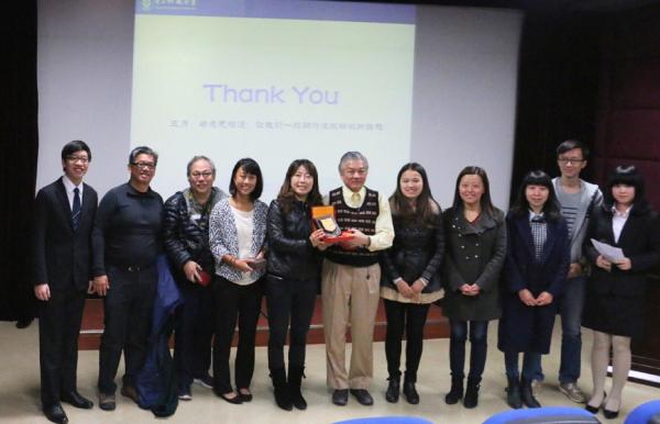 赠礼合影.jpg 赠礼合影.jpg