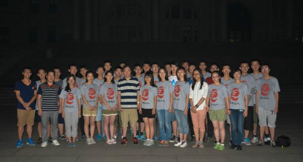 中国工程院院士、校长李言荣与立人班学生一起夜跑锻炼.jpg