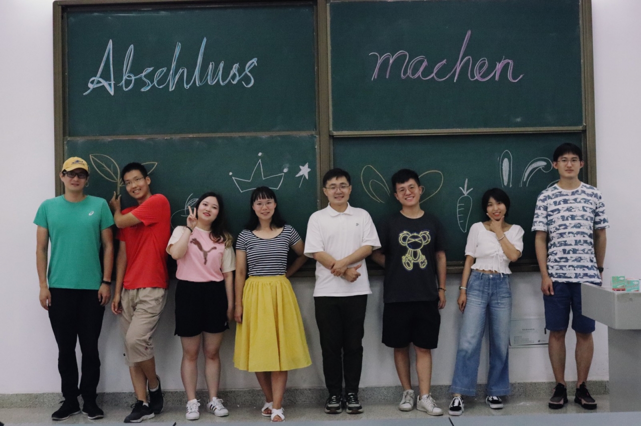 07-2020年，张维莎（左四）与外国语学院德语班研究生合影.jpg