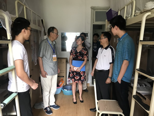 004陈信祥走访学生宿舍_缩小大小.jpg a612e1d4e259069b747e9d9b8d0ddf01.jpg