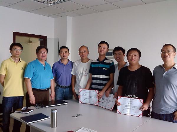 成都诺恩生物科技有限公司为生产实习表现优秀同学颁发证书及奖品.jpg 成都诺恩生物科技有限公司为生产实习表现优秀同学颁发证书及奖品.jpg