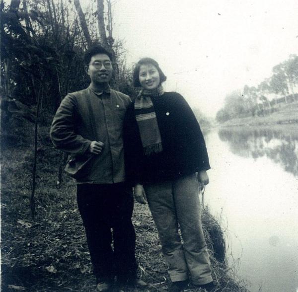60年代，张忠仁、陈顺侠夫妻俩在沙河畔.jpg