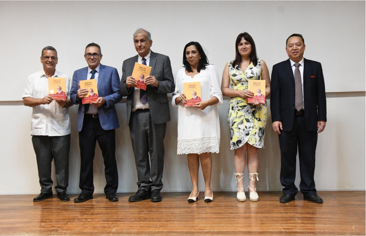 图片4 电子科技大学向古方单位代表赠送《裴德乐的中国故事》图书.jpg