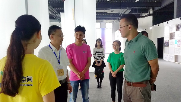 010张宏参观众创空间_缩小大小.jpg eb9436ad67811b711f9d473ad9774c46.jpg