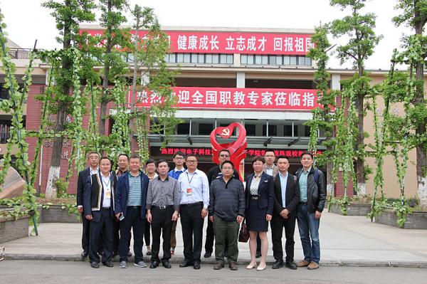 合影.jpg 合影.jpg