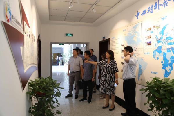 旅发委领导参观数字文化与传媒中心.jpg 旅发委领导参观数字文化与传媒中心.jpg